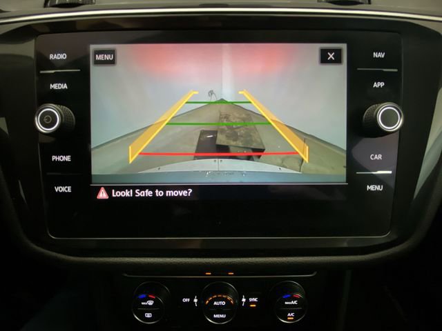 Used 2018 Volkswagen Tiguan SEL AWD/4WD image 17
