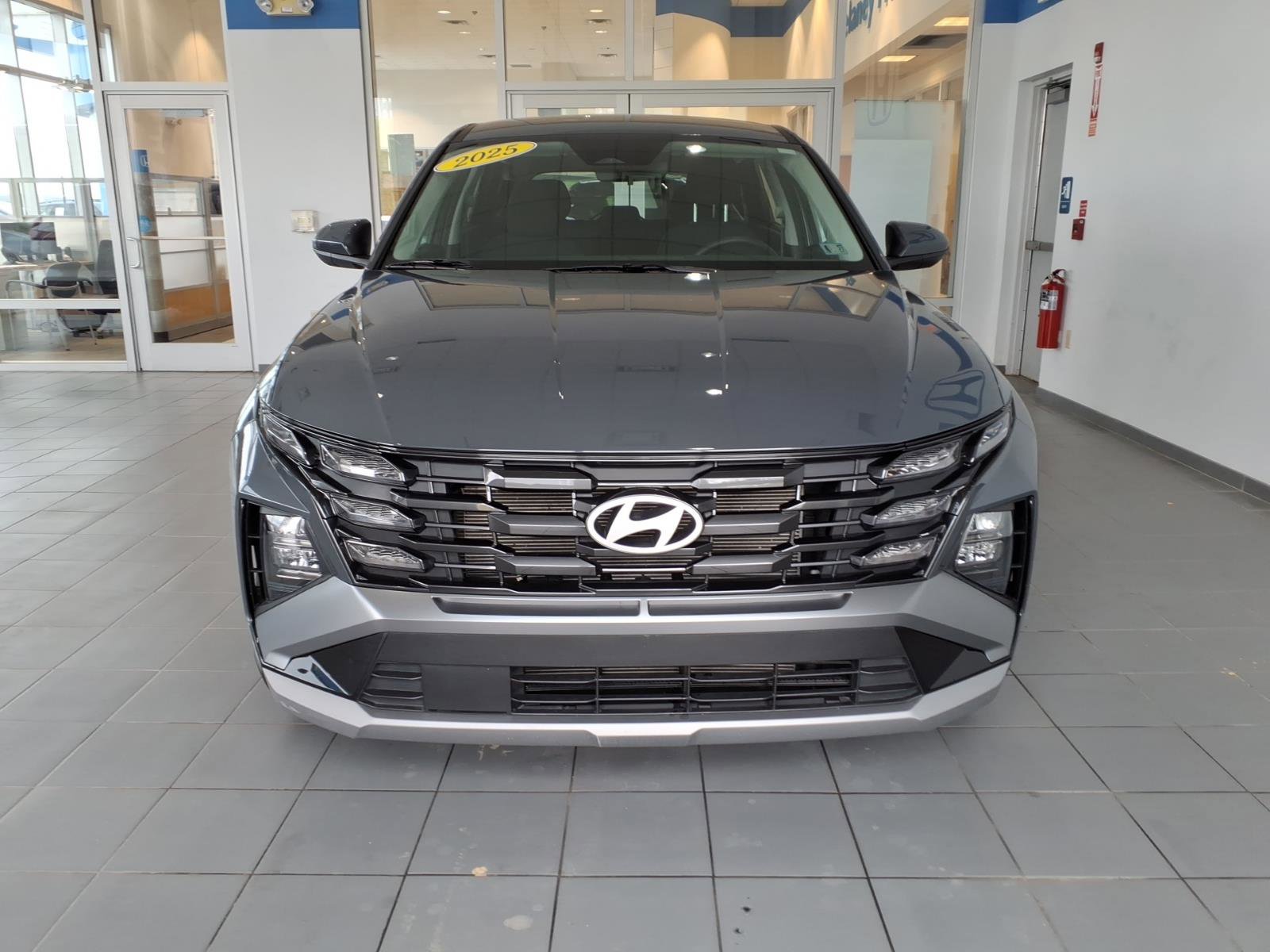 Certified 2025 Hyundai Tucson SE image 2