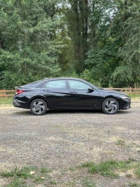Certified 2025 Hyundai Elantra Sport FWD image 4