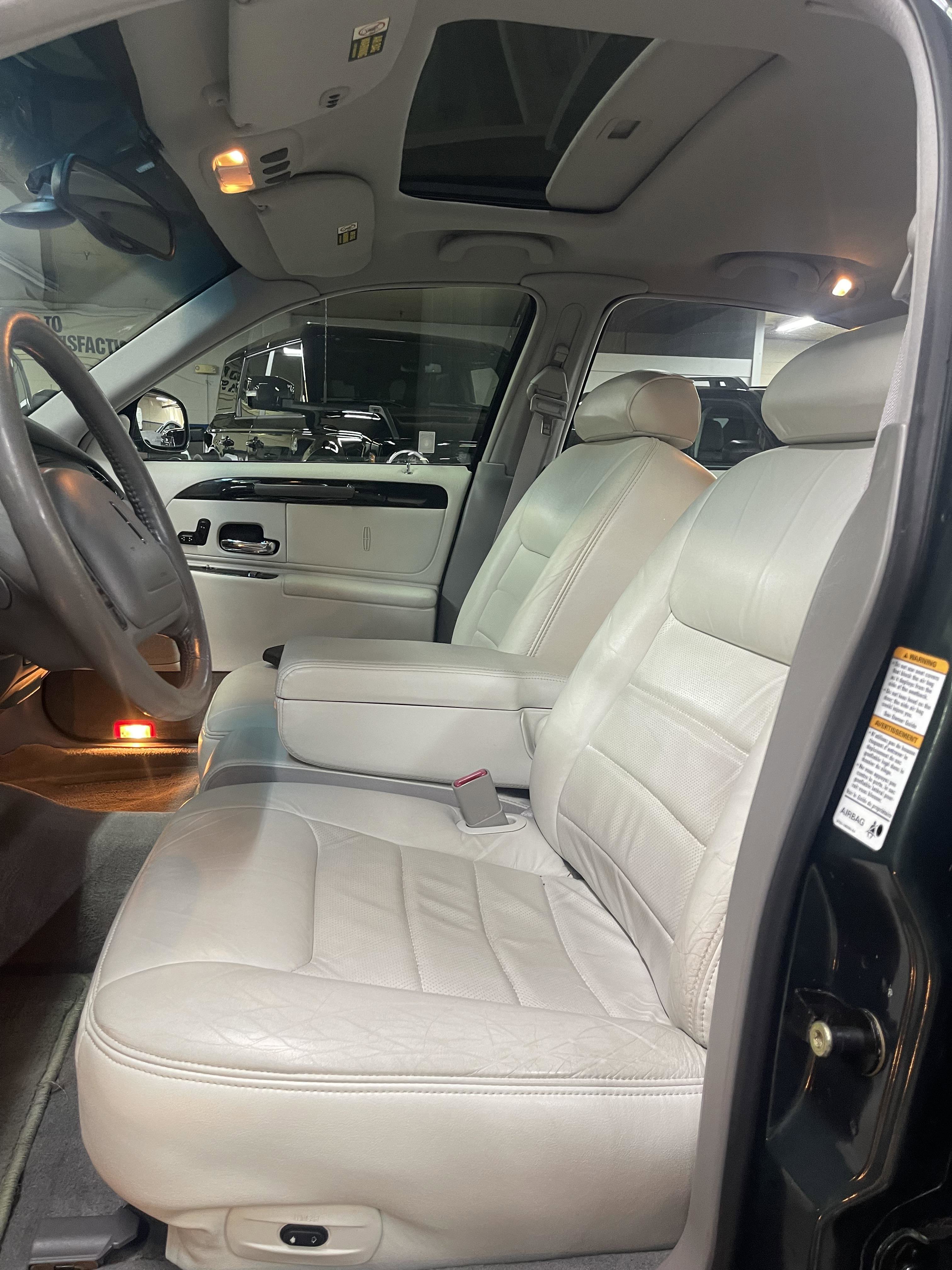 Used 1999 Lincoln Town Car Signature image 11