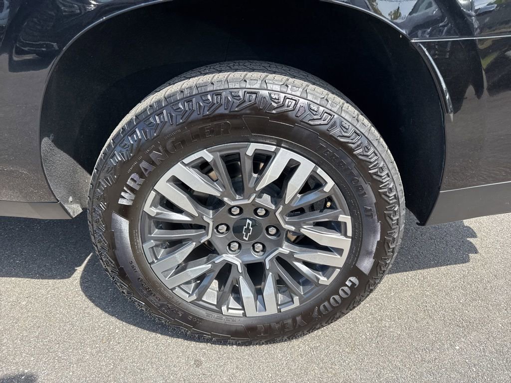 Used 2025 Chevrolet Suburban Z71 AWD/4WD image 35