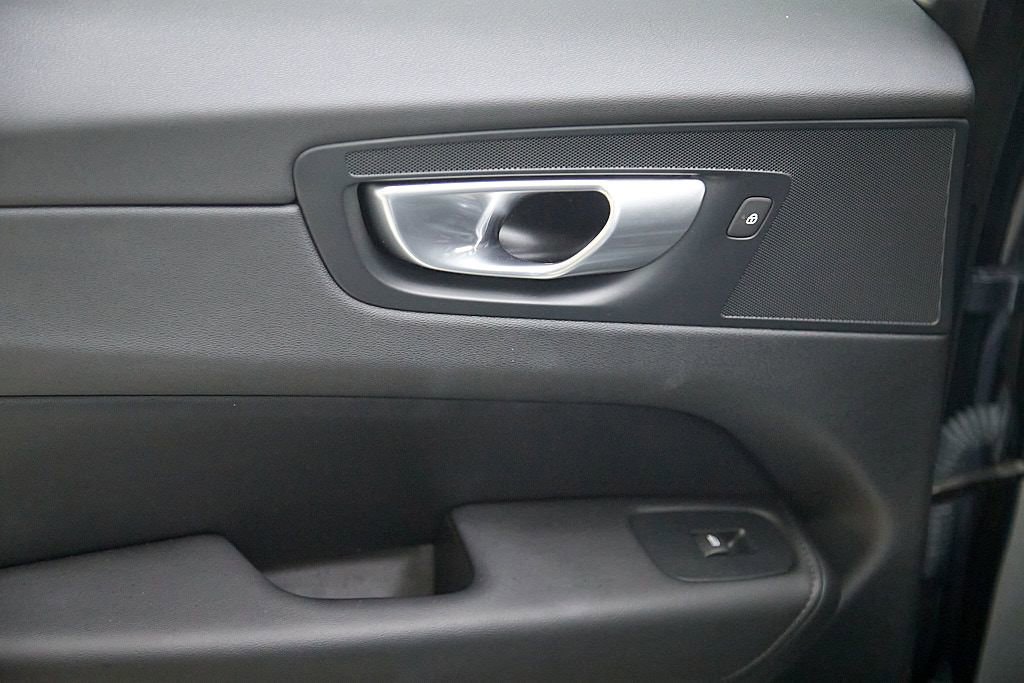 Certified 2024 Volvo XC60 B5 Plus w/ Climate Package image 21