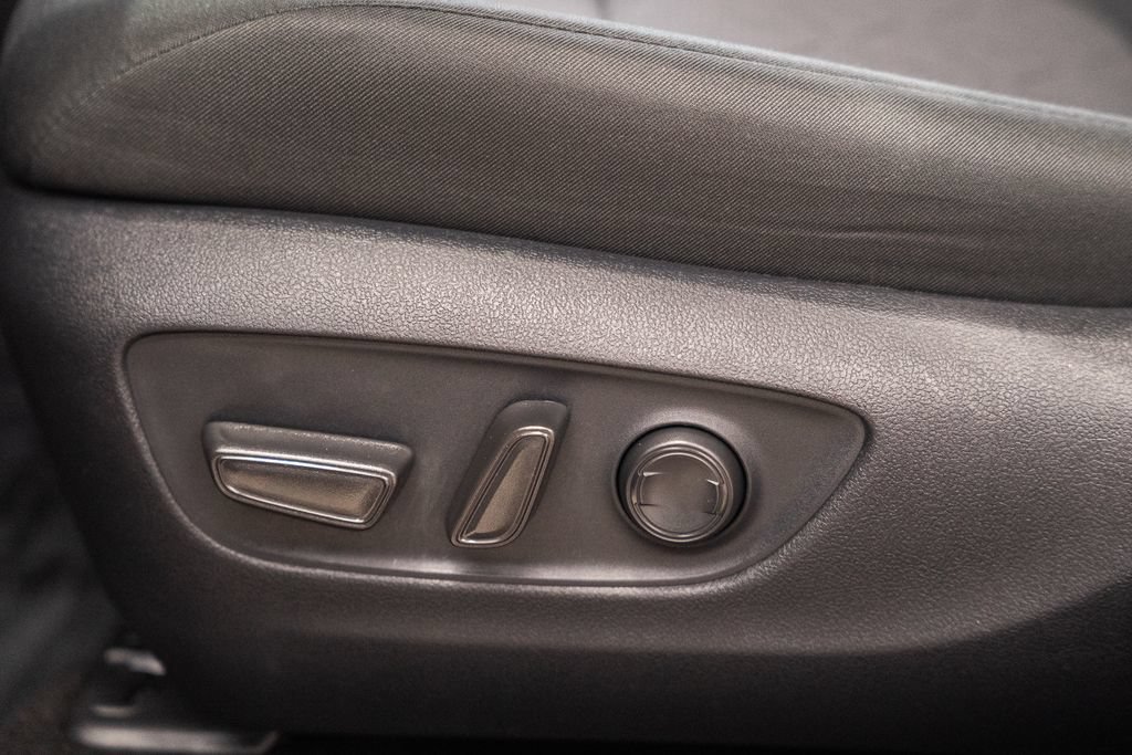 Used 2025 Toyota RAV4 XLE AWD/4WD image 33