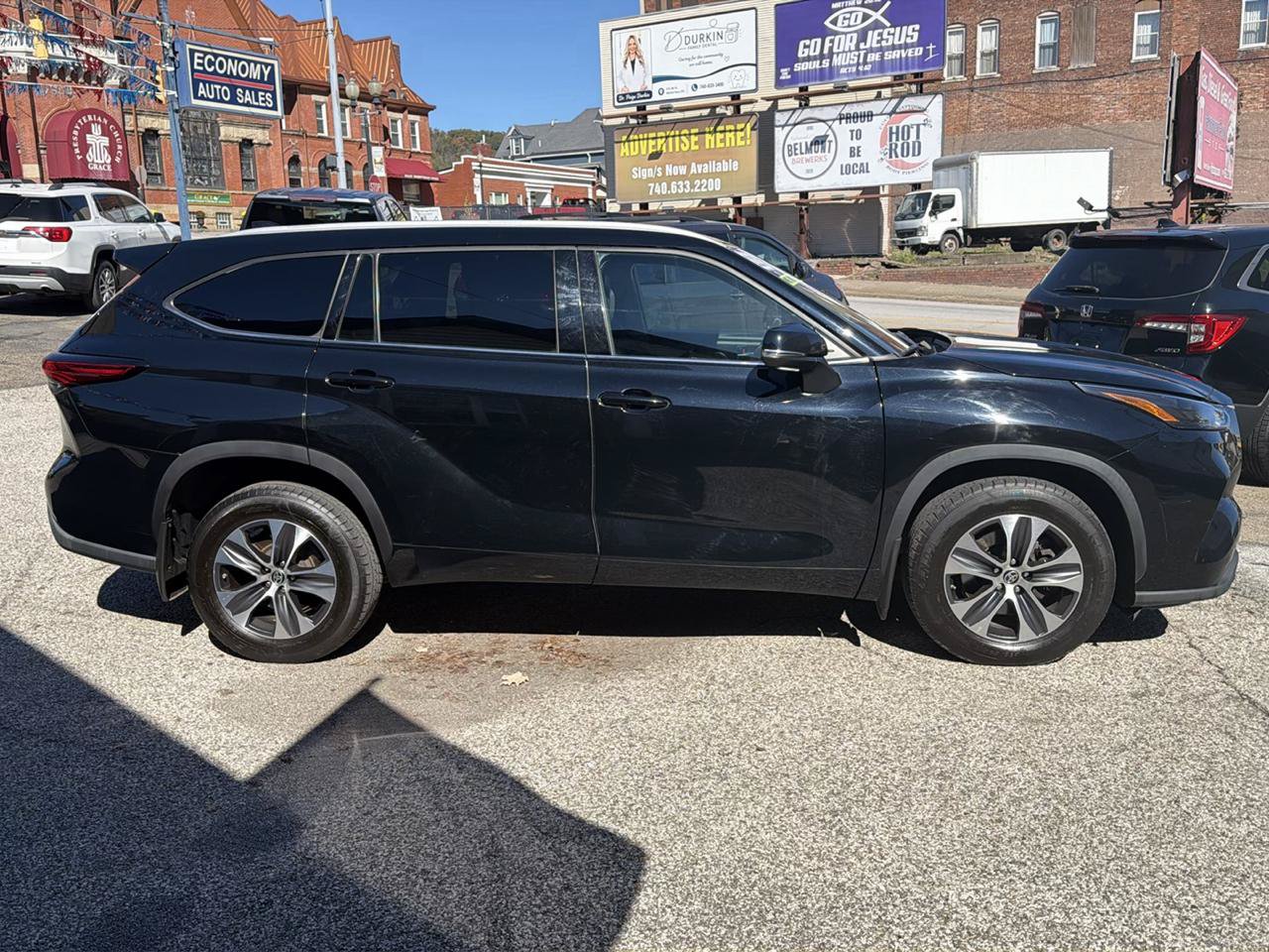 Used 2022 Toyota Highlander XLE AWD/4WD image 7