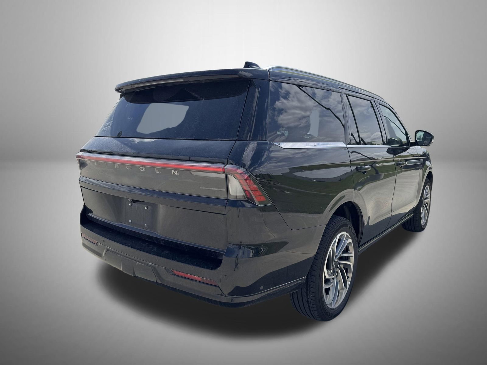 Used 2025 Lincoln Navigator Reserve AWD/4WD image 3