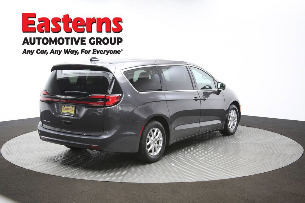 Used 2023 Chrysler Pacifica Touring-L FWD image 43