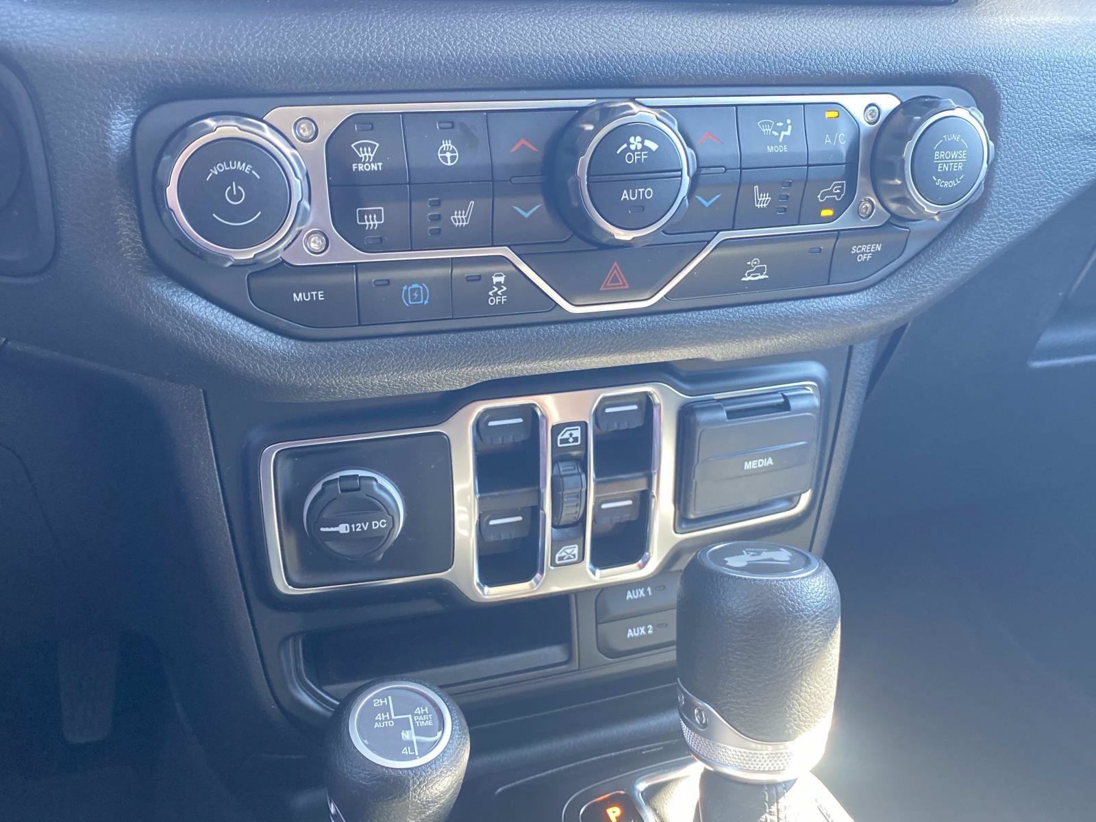 Used 2024 Jeep Wrangler Unlimited w/ Convenience Group AWD/4WD image 28