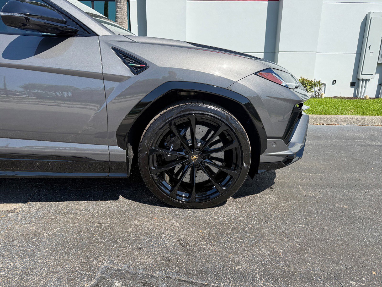 Used 2024 Lamborghini Urus S AWD/4WD image 3