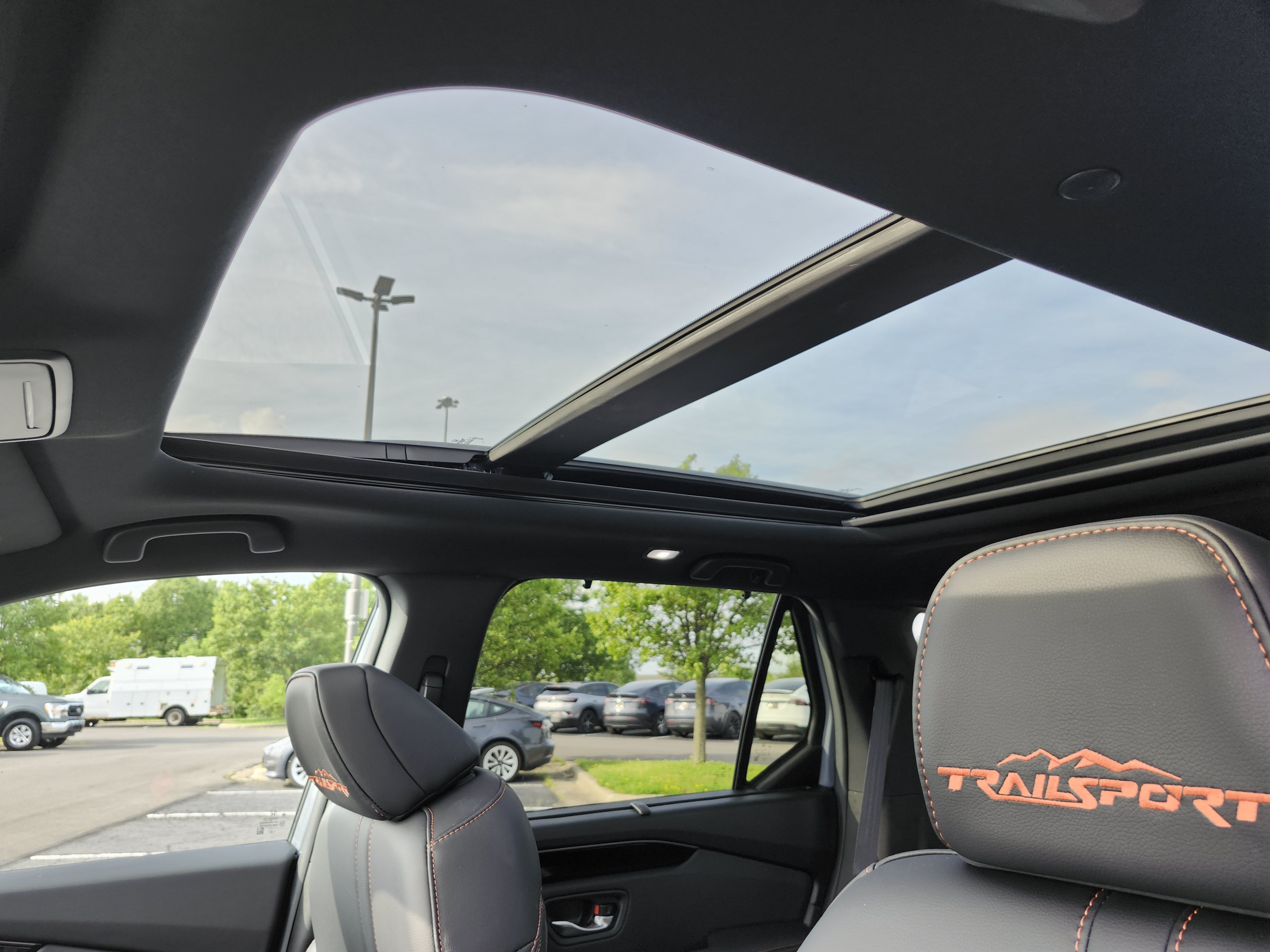 Used 2025 Honda Pilot TrailSport image 2