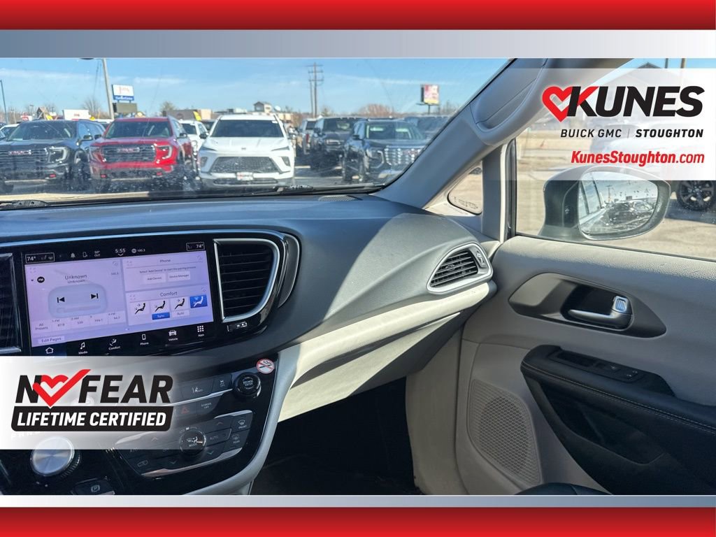 Used 2023 Chrysler Pacifica Touring-L image 43