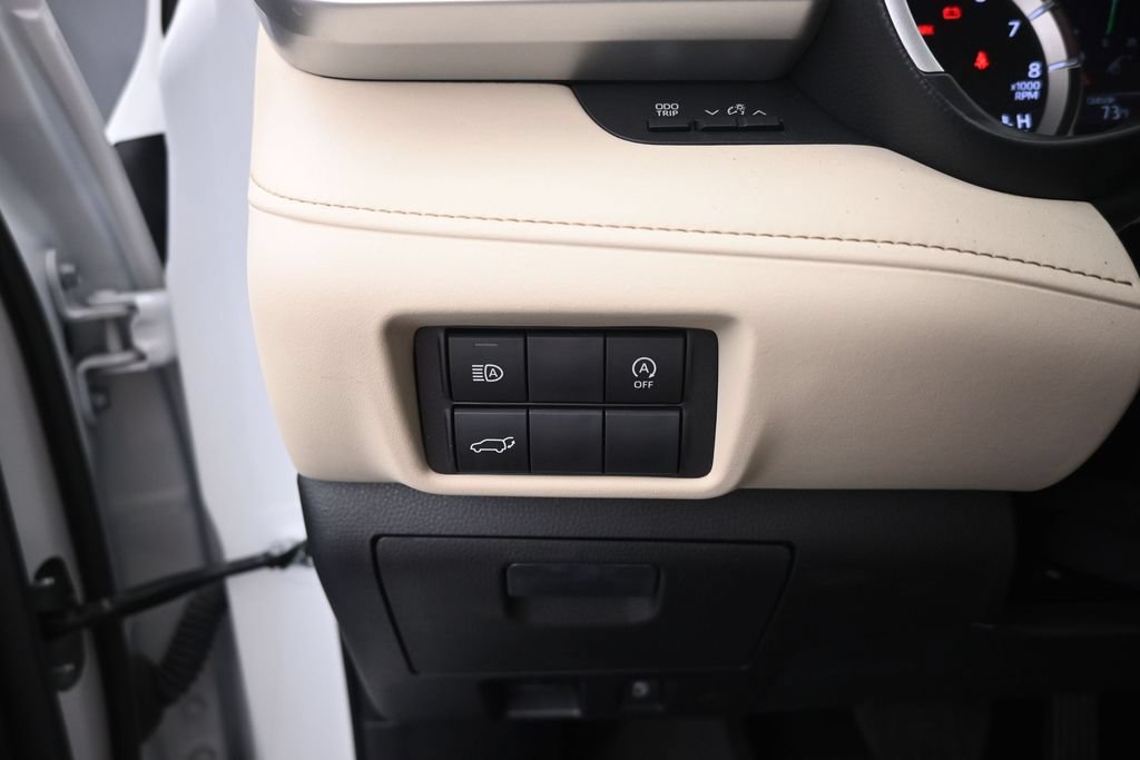 Used 2023 Toyota Highlander XLE FWD image 22