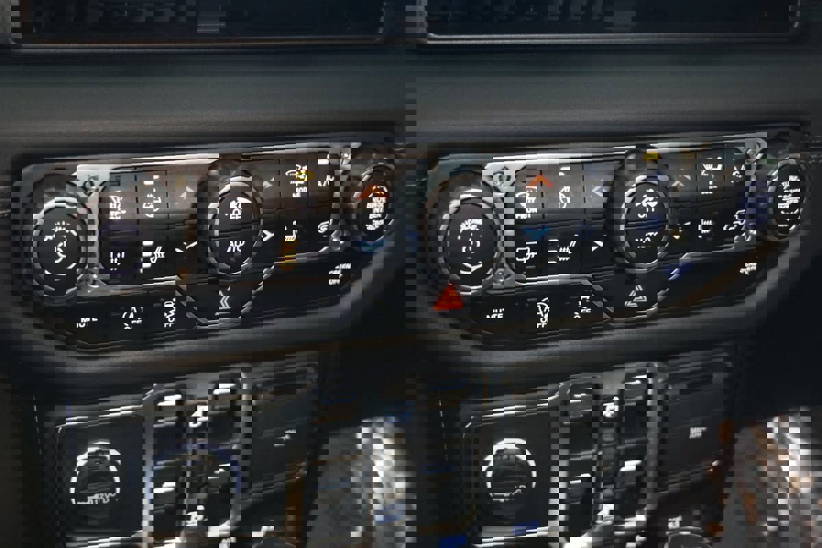 Used 2025 Jeep Wrangler Unlimited Rubicon image 29