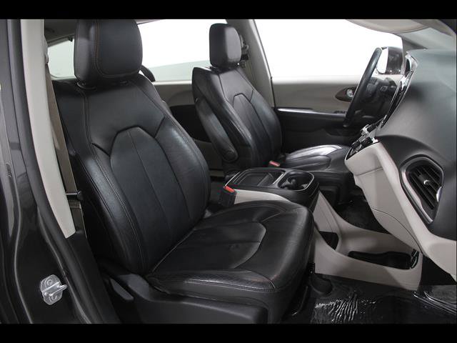 Used 2017 Chrysler Pacifica Touring-L FWD image 19