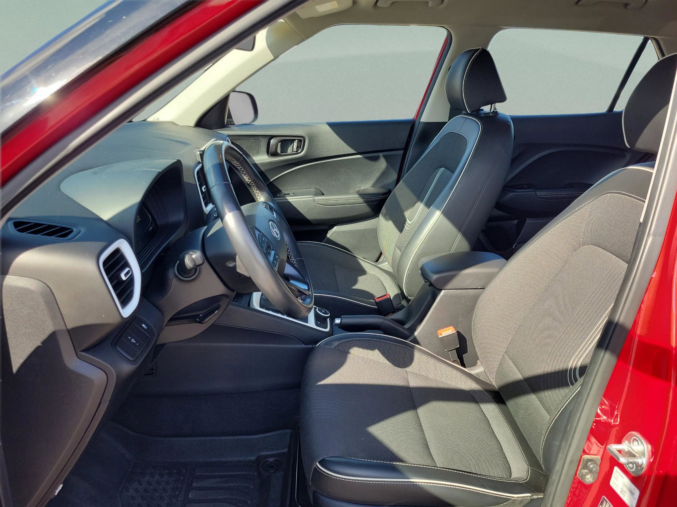 Used 2023 Hyundai Venue Limited image 26