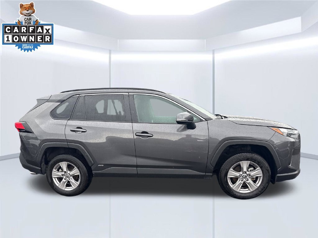 Used 2025 Toyota RAV4 XLE AWD/4WD image 2
