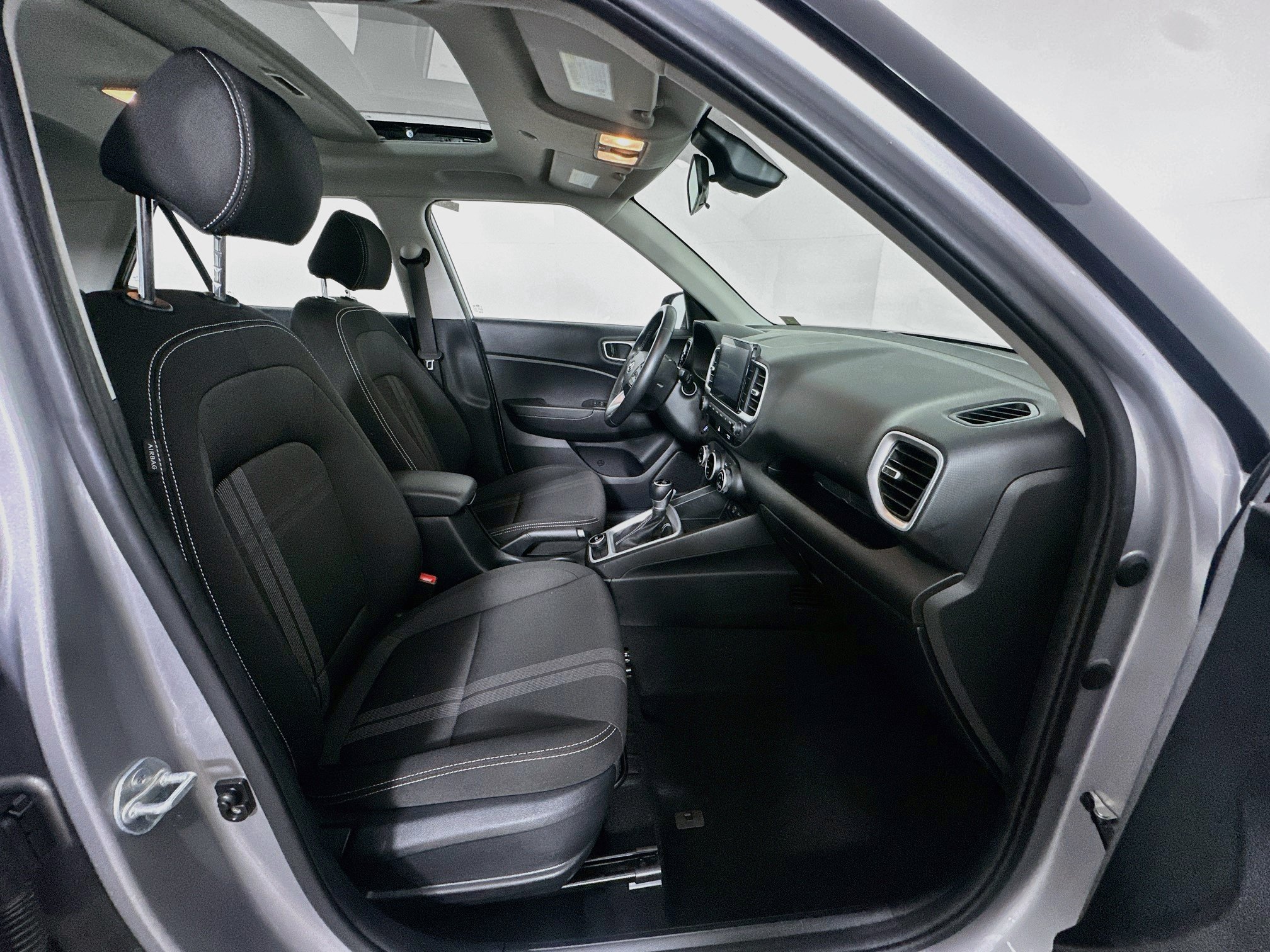 Used 2025 Hyundai Venue SEL FWD image 30