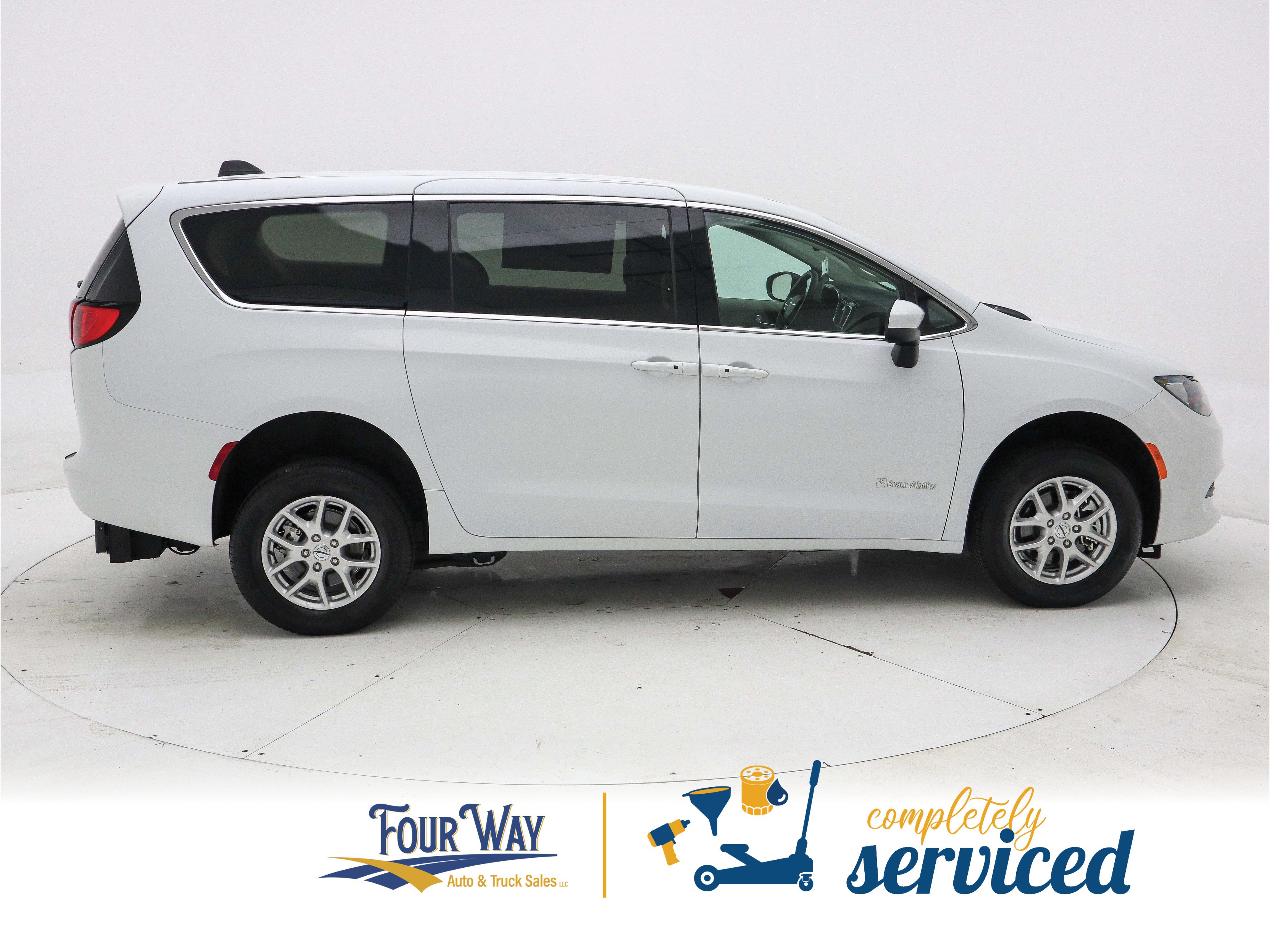 Used 2023 Chrysler Voyager LX FWD image 4