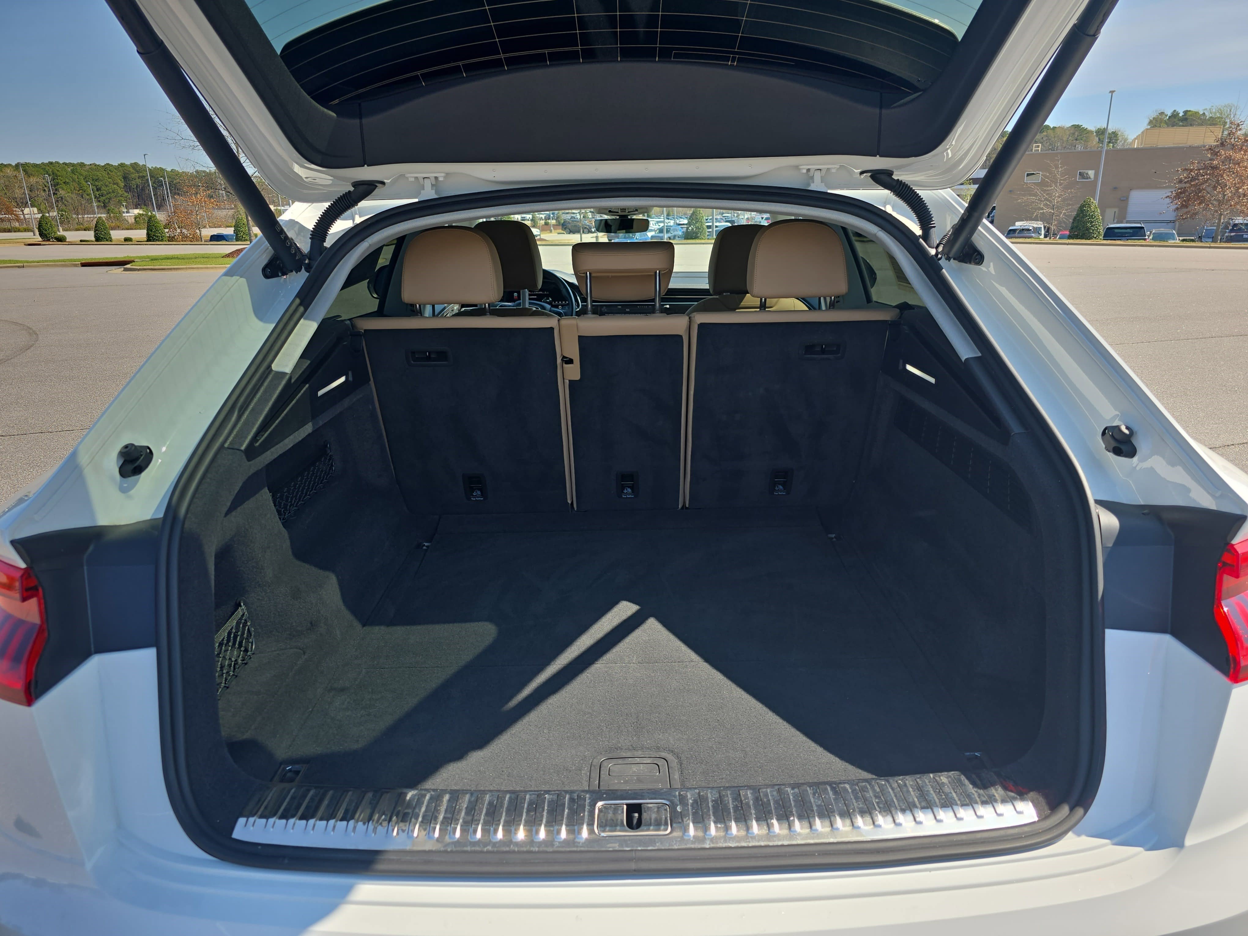 Used 2023 Audi Q8 Premium image 12