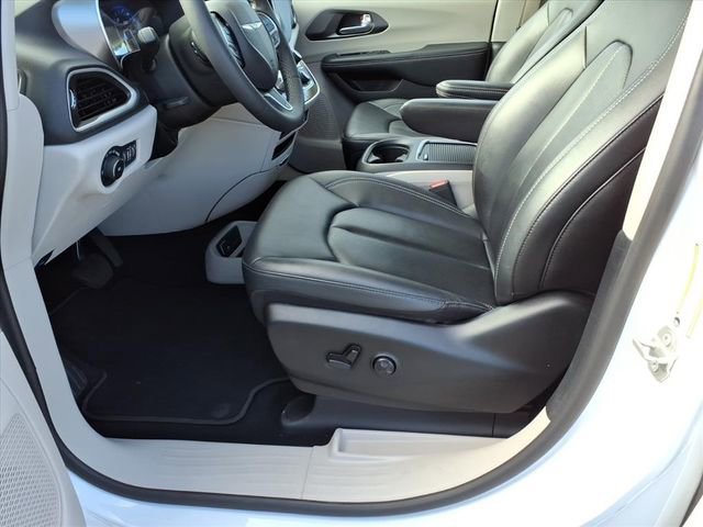 Used 2024 Chrysler Pacifica Touring-L image 12