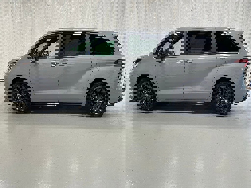 Used 2025 Toyota Sienna XSE image 4