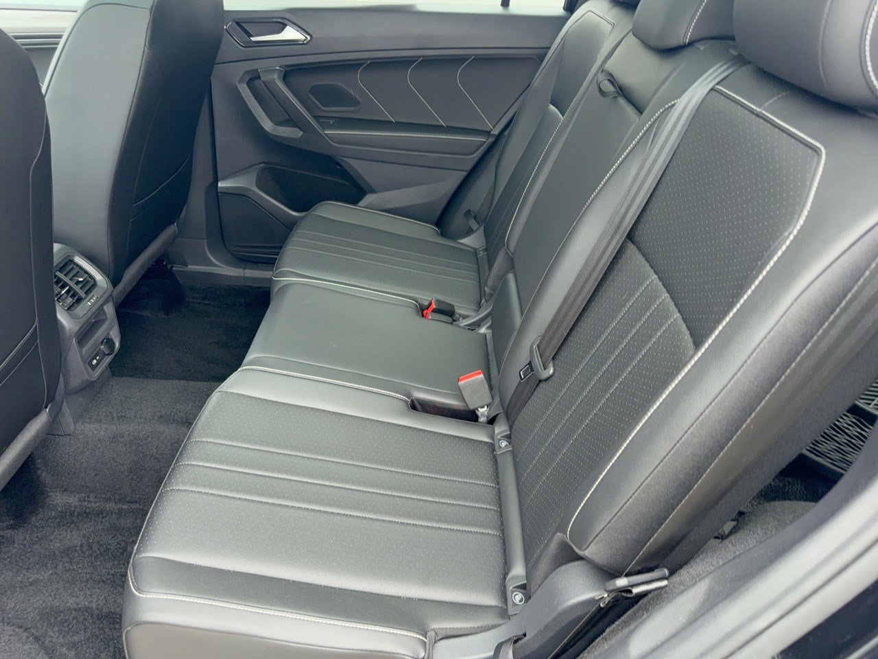 Used 2022 Volkswagen Tiguan SE w/ Panoramic Sunroof Package AWD/4WD image 25