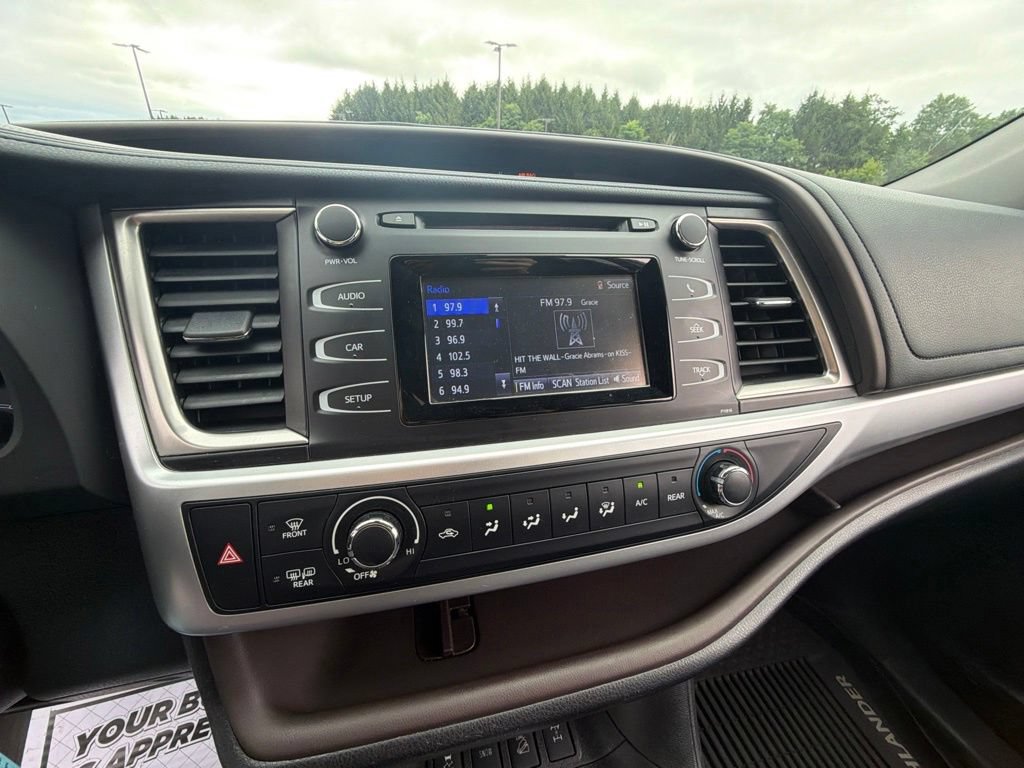 Used 2019 Toyota Highlander LE AWD/4WD image 20