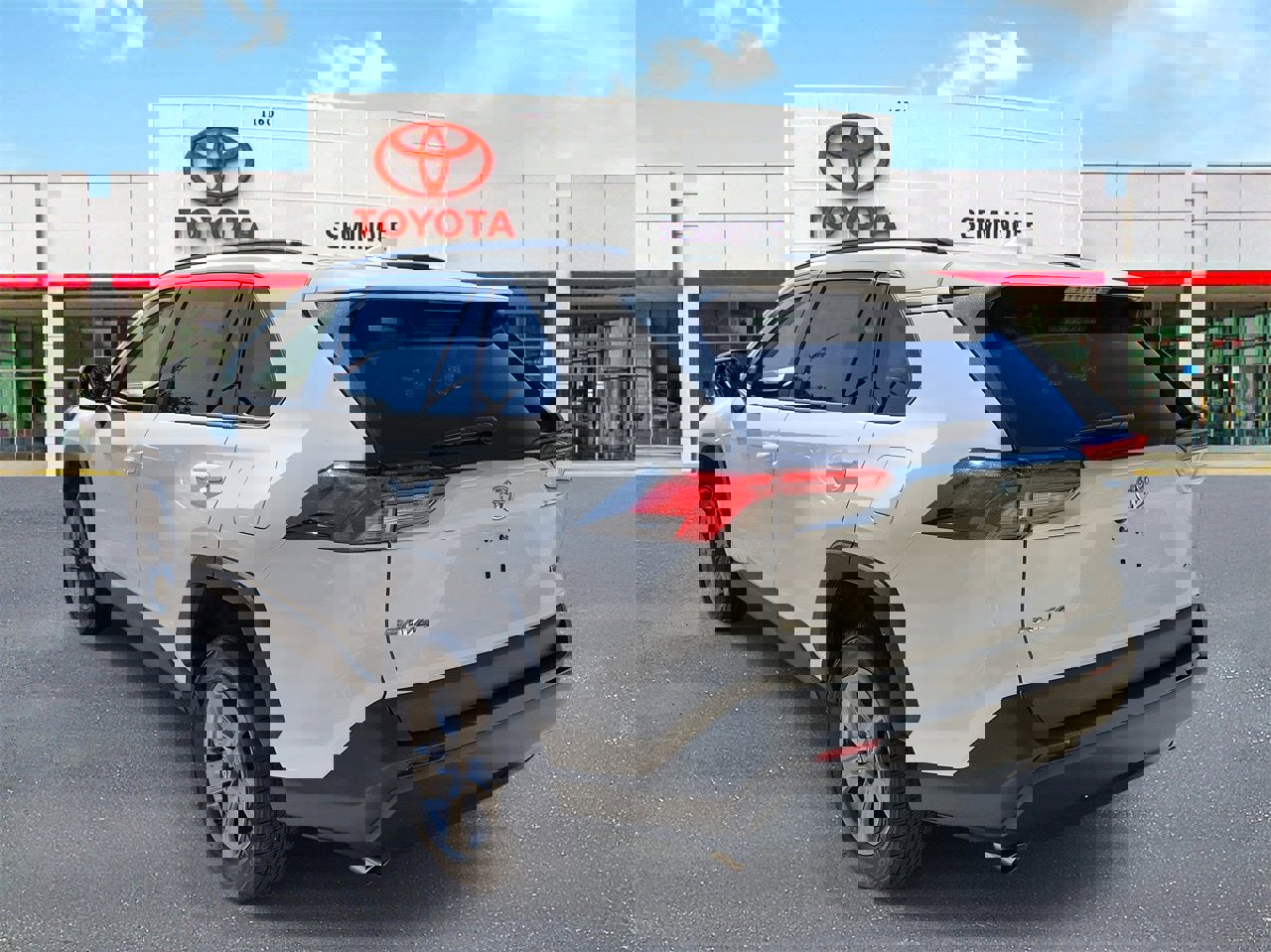 Used 2024 Toyota RAV4 XLE image 4