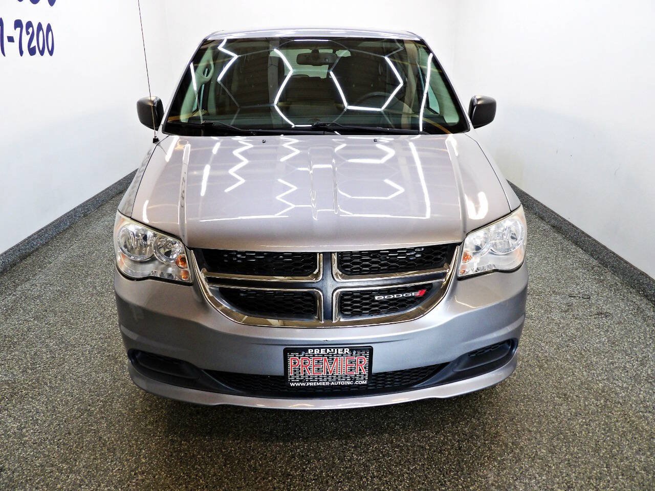 Used 2018 Dodge Grand Caravan SE w/ UConnect Hands-Free Group FWD image 2