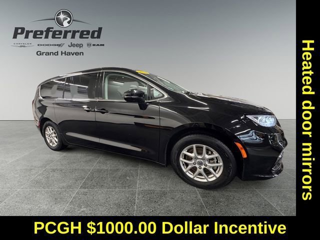 Used 2024 Chrysler Pacifica Touring-L image 8