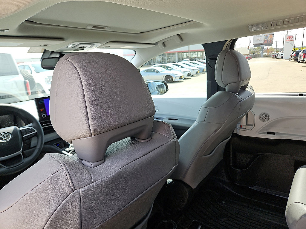 Certified 2026 Toyota Sienna XLE image 8