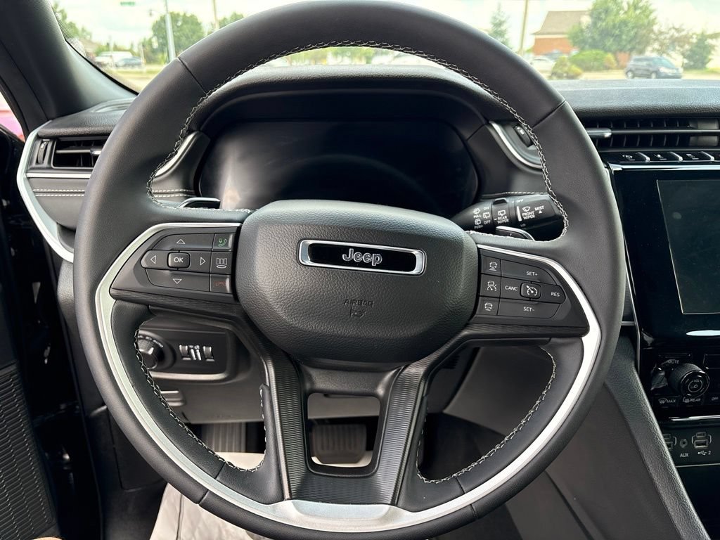 Used 2025 Jeep Grand Cherokee Laredo AWD/4WD image 26