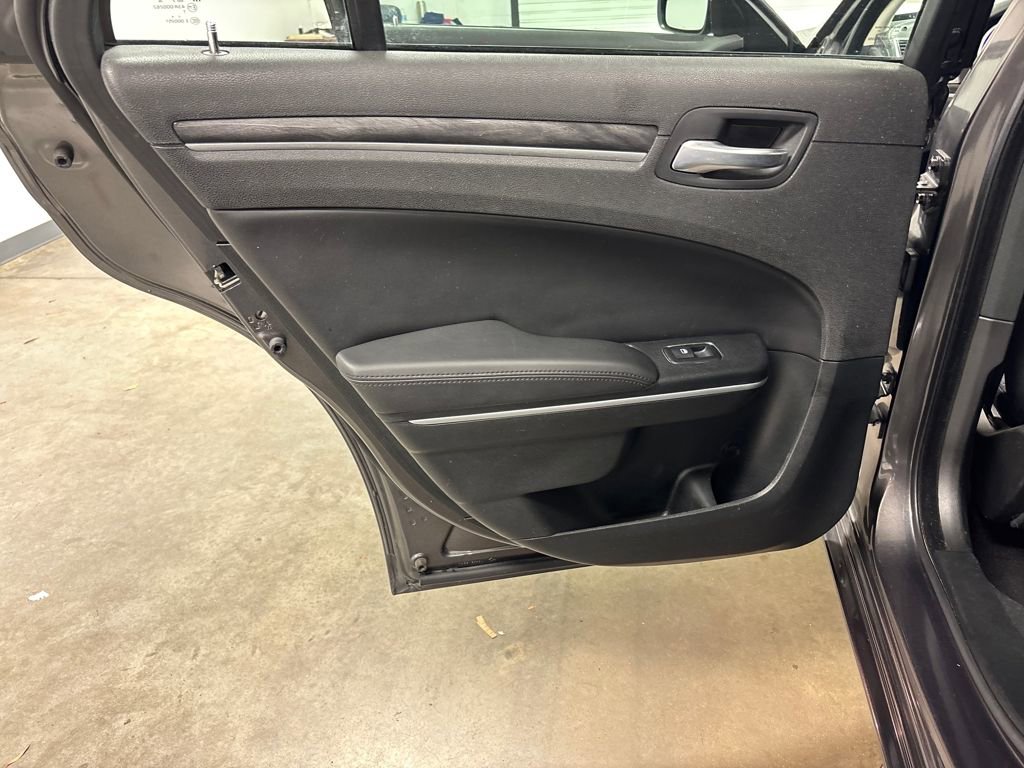 Used 2022 Chrysler 300 Touring w/ Sport Appearance Package image 39