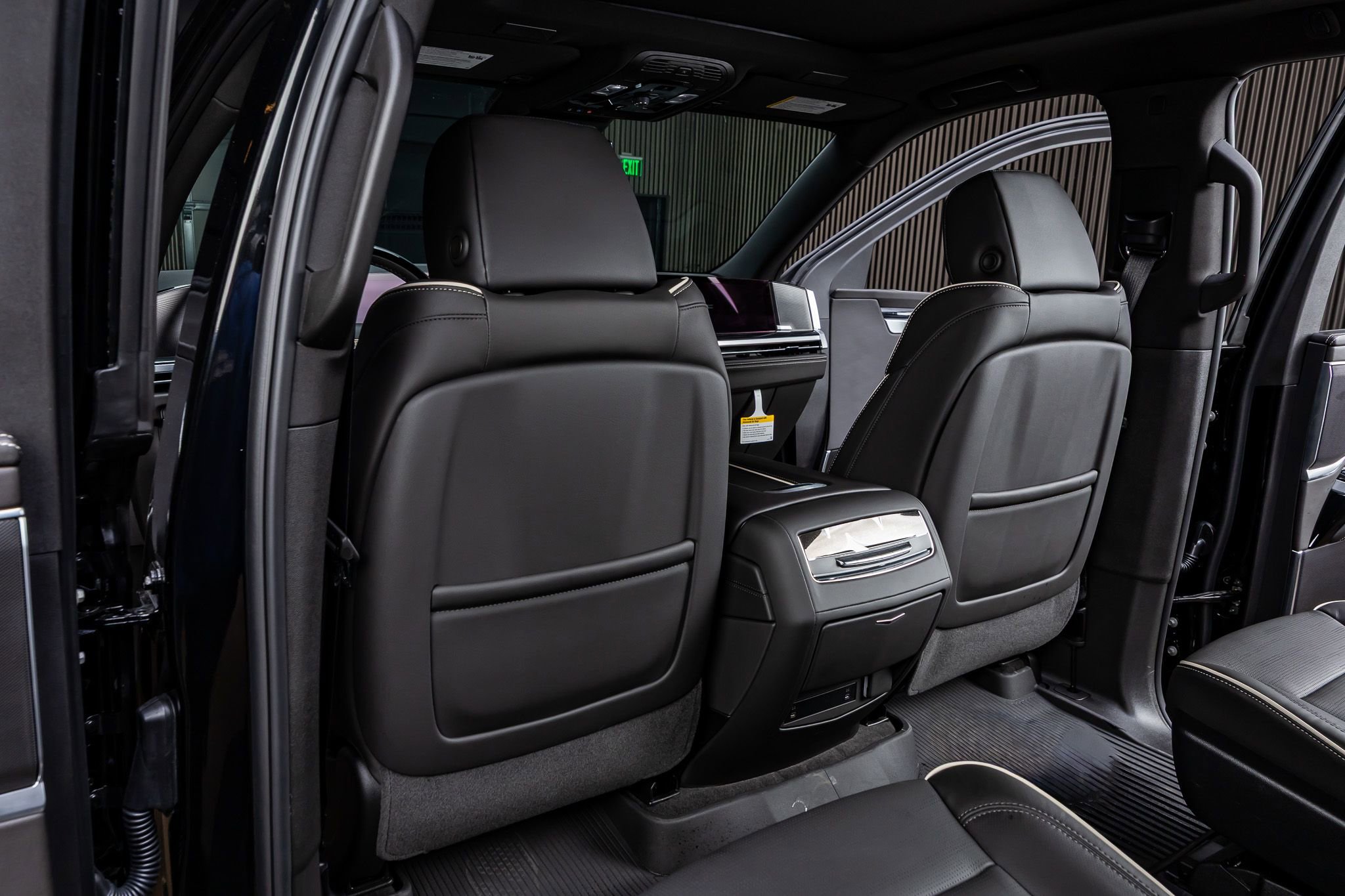 Used 2026 Cadillac Escalade ESV Sport w/ LPO, ONYX Package AWD/4WD image 32