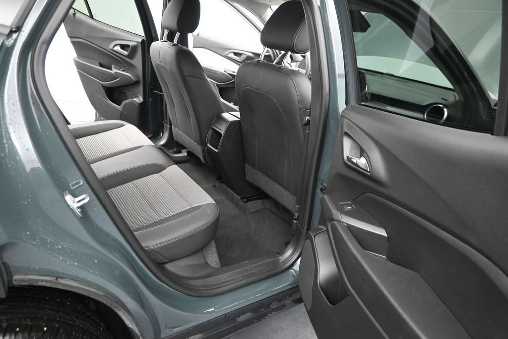 Used 2025 Chevrolet Trax LT FWD image 18