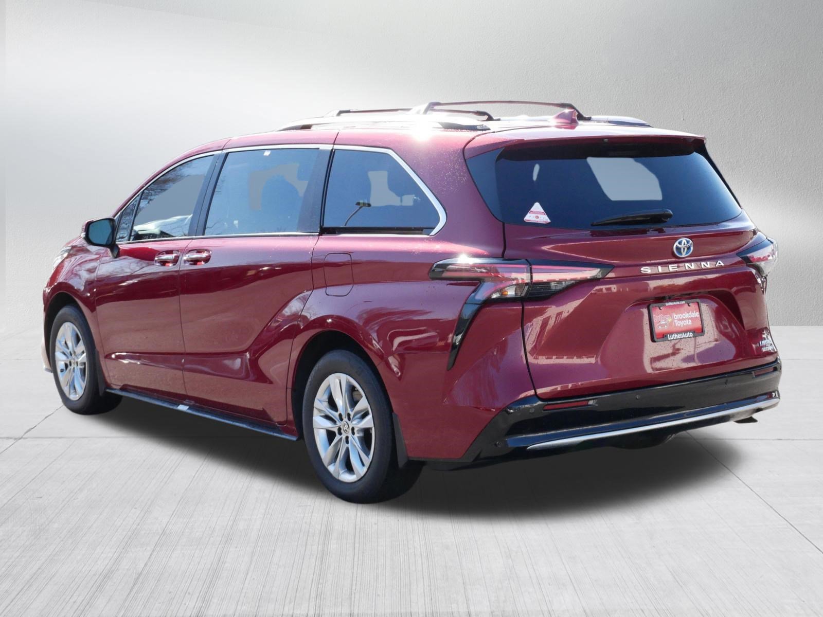 Certified 2023 Toyota Sienna Limited FWD image 5