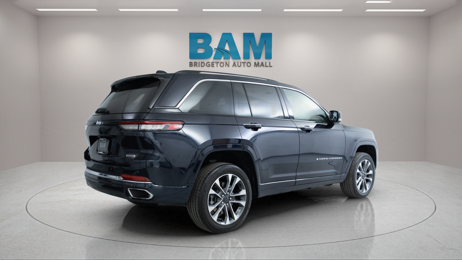 Used 2023 Jeep Grand Cherokee Overland AWD/4WD image 7