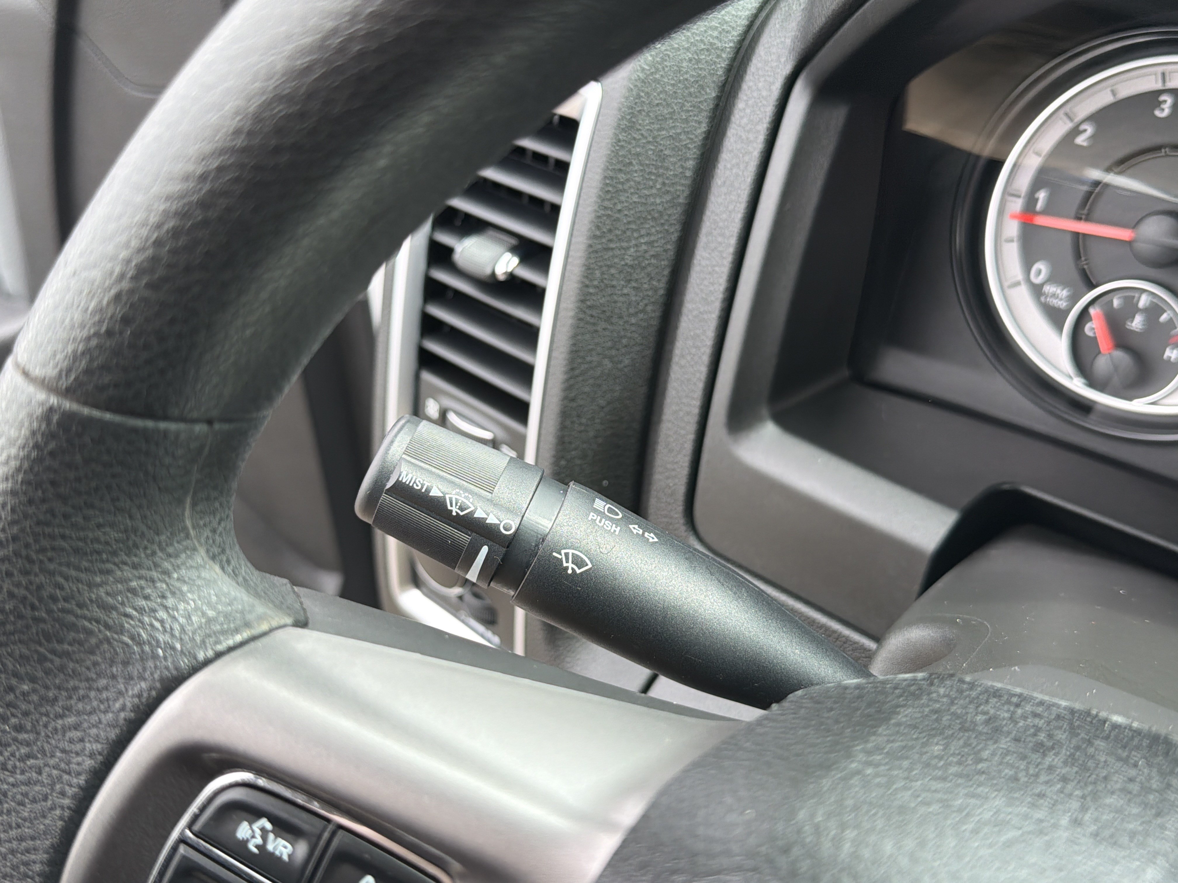 Used 2022 RAM 1500 Classic SLT AWD/4WD image 20