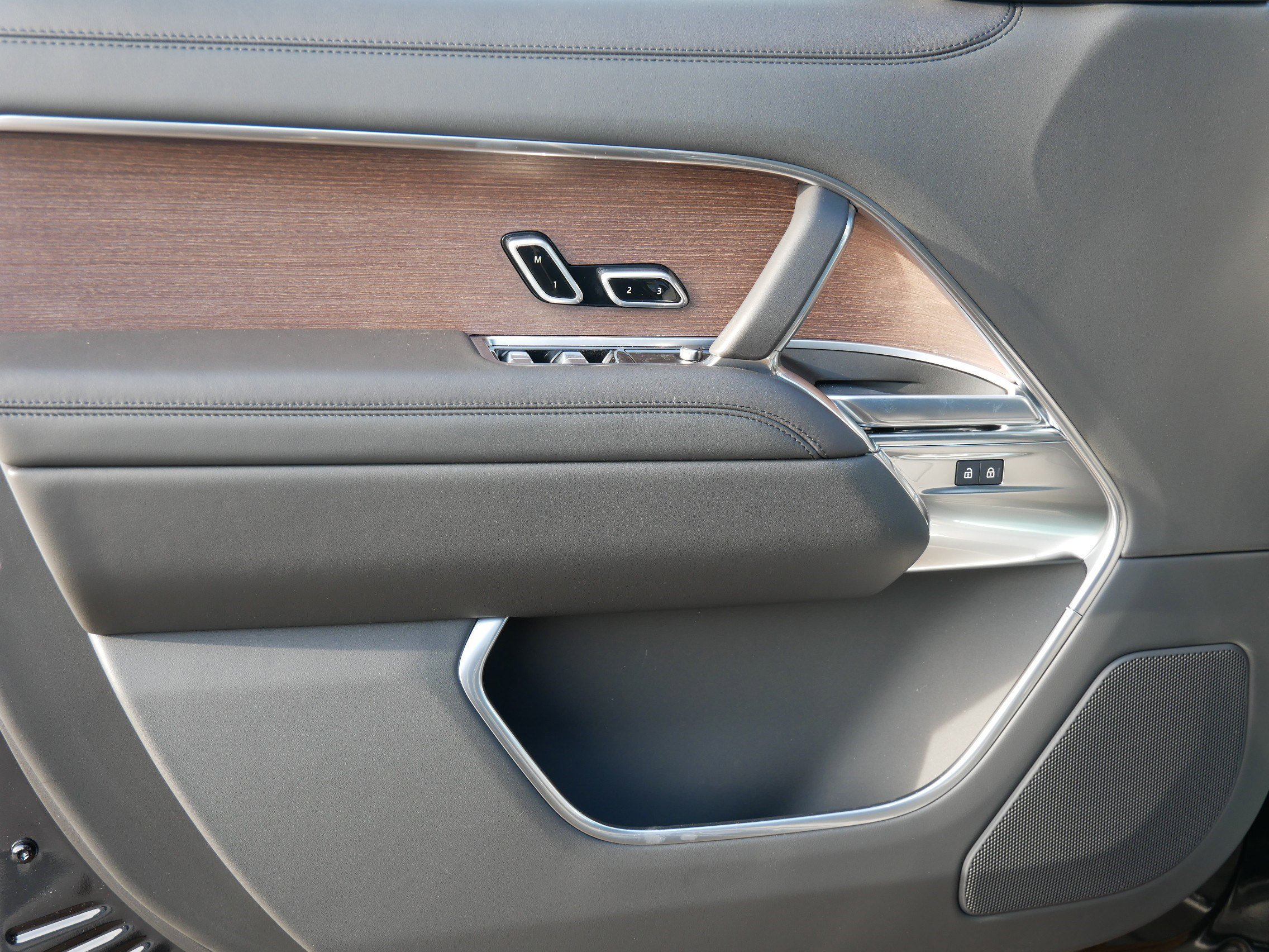 New 2025 Land Rover Range Rover SE image 4