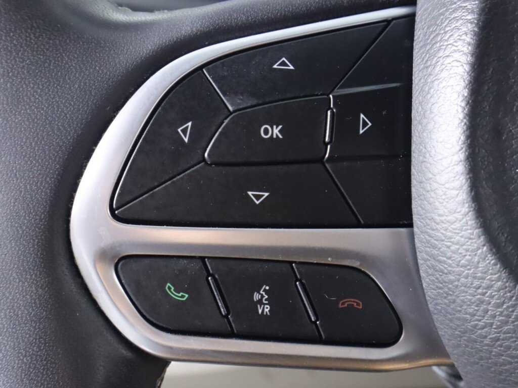 Used 2022 Chrysler Voyager LX image 12