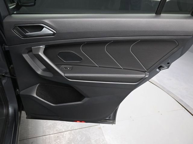Used 2022 Volkswagen Tiguan SE R-Line image 35