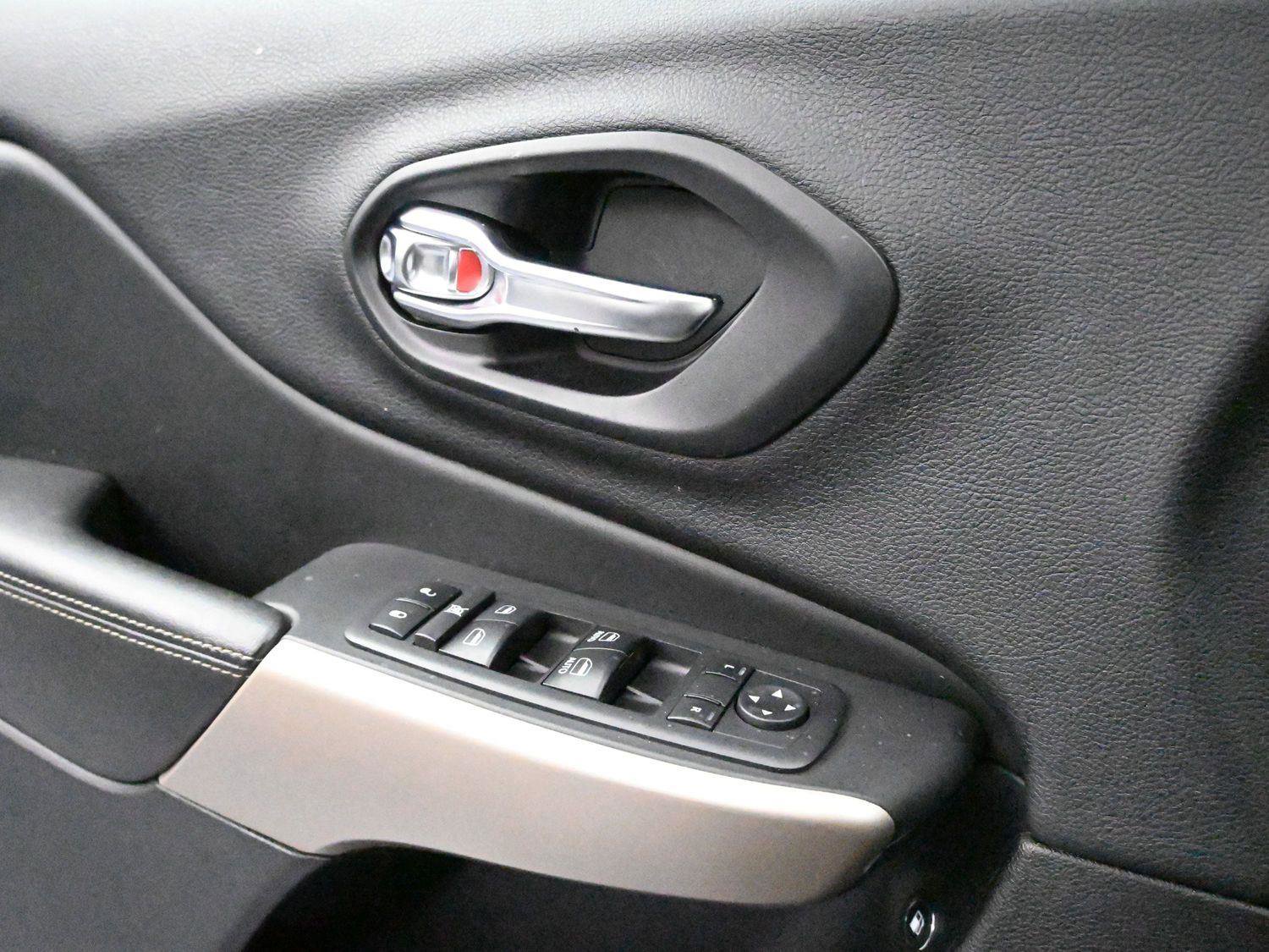 Used 2018 Jeep Cherokee Limited image 6