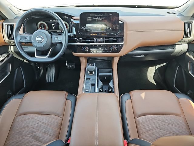 Used 2025 Nissan Pathfinder Platinum FWD image 9