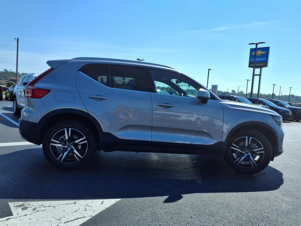 Used 2025 Volvo XC40 B5 Core image 34