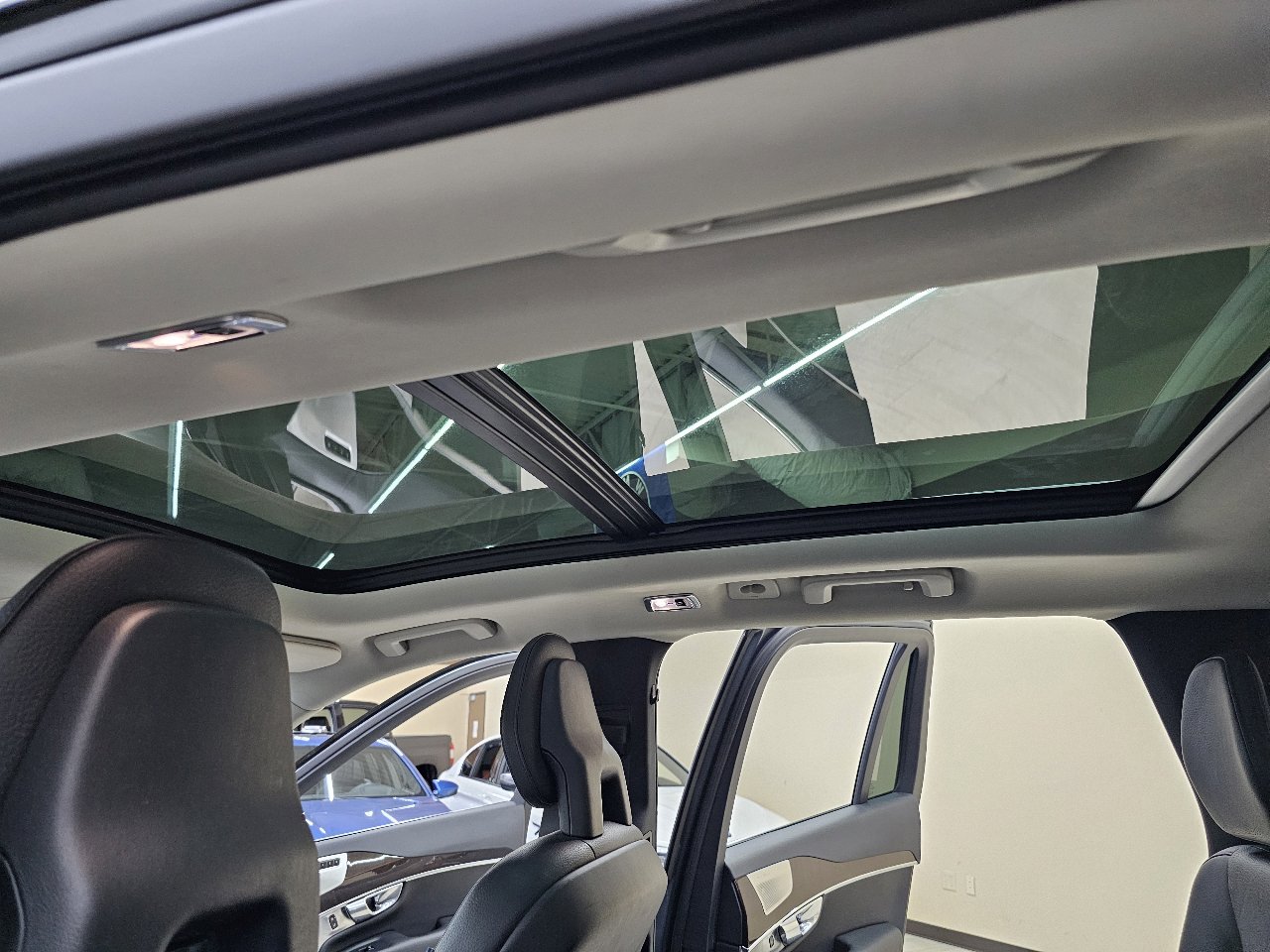 Used 2016 Volvo XC90 T6 Momentum w/ Momentum Plus Package image 40