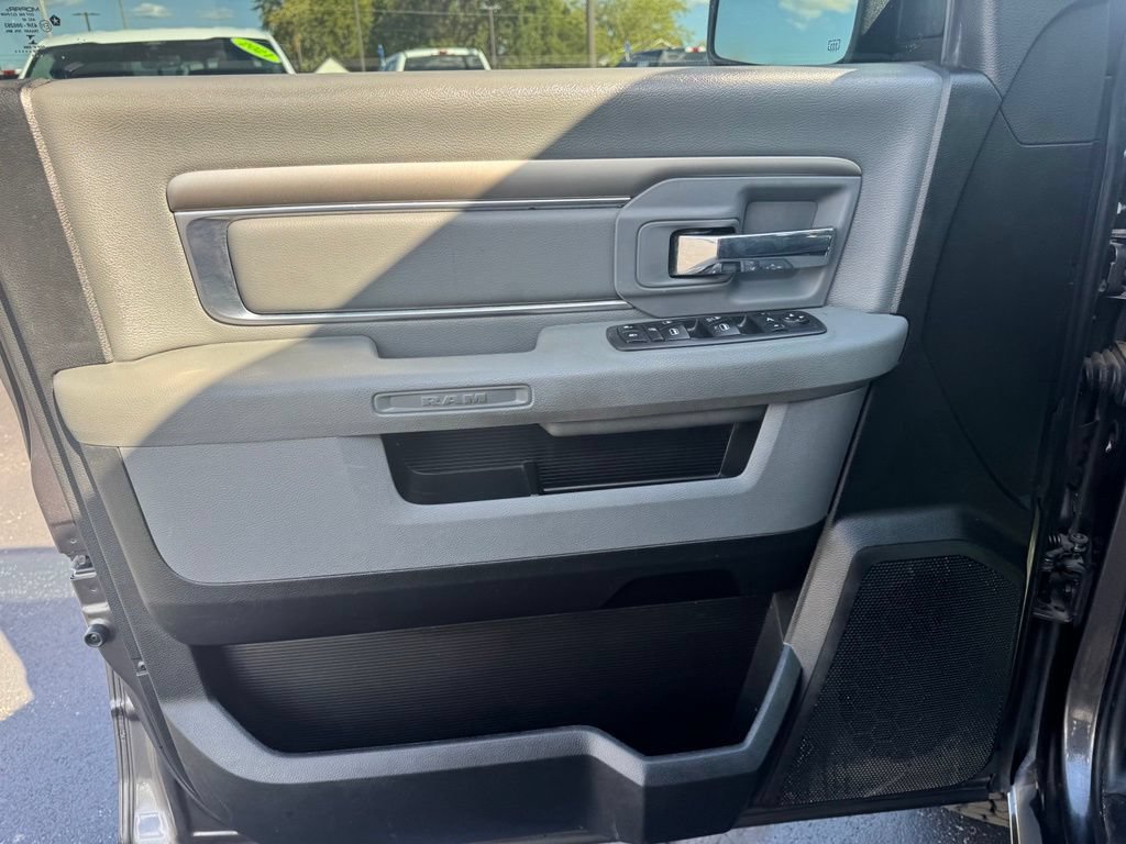 Used 2019 RAM 1500 Classic SLT w/ Luxury Group AWD/4WD image 2