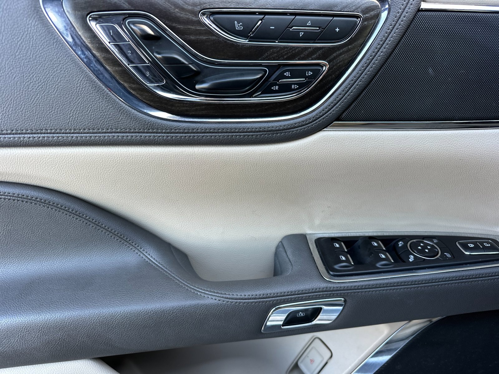 Used 2017 Lincoln Continental Reserve w/ Technology Package image 11