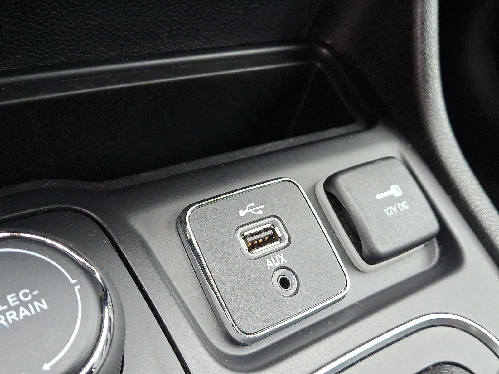 Used 2019 Jeep Cherokee Latitude Plus AWD/4WD image 24