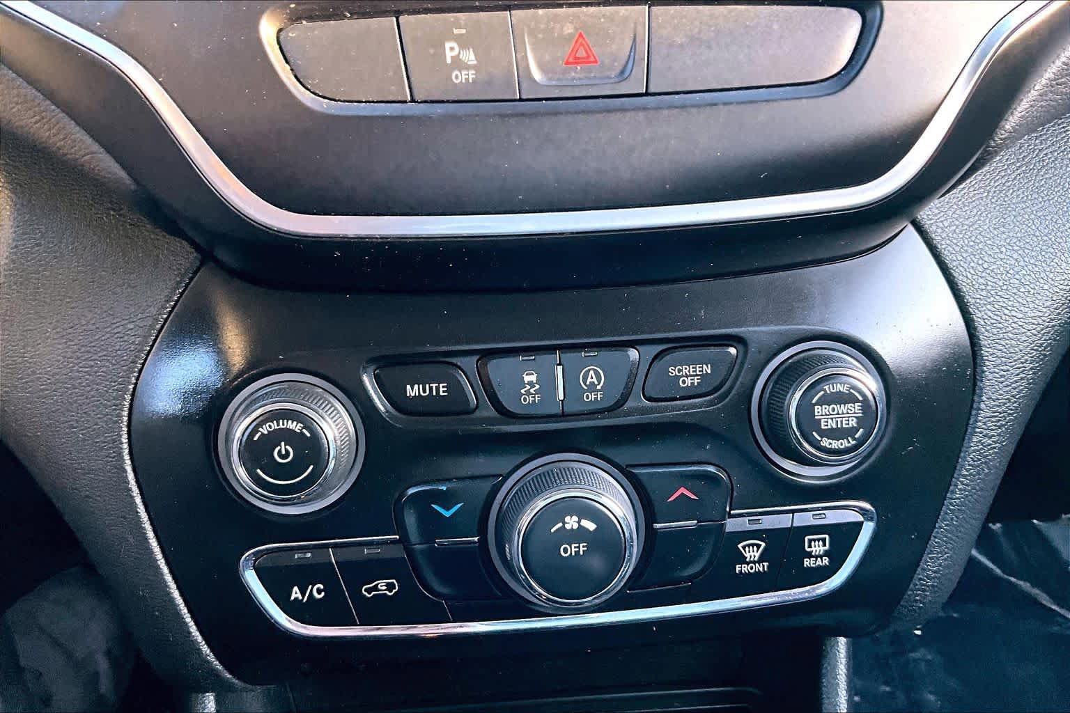 Used 2019 Jeep Cherokee Latitude Plus w/ Cold Weather Group image 34