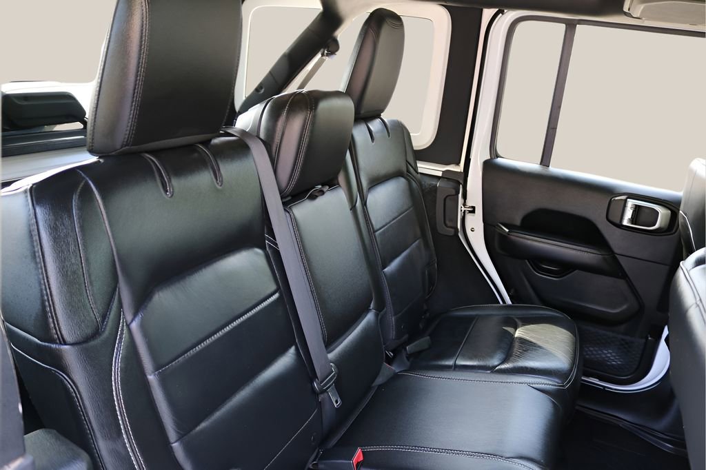 Used 2018 Jeep Wrangler Unlimited Sahara AWD/4WD image 18