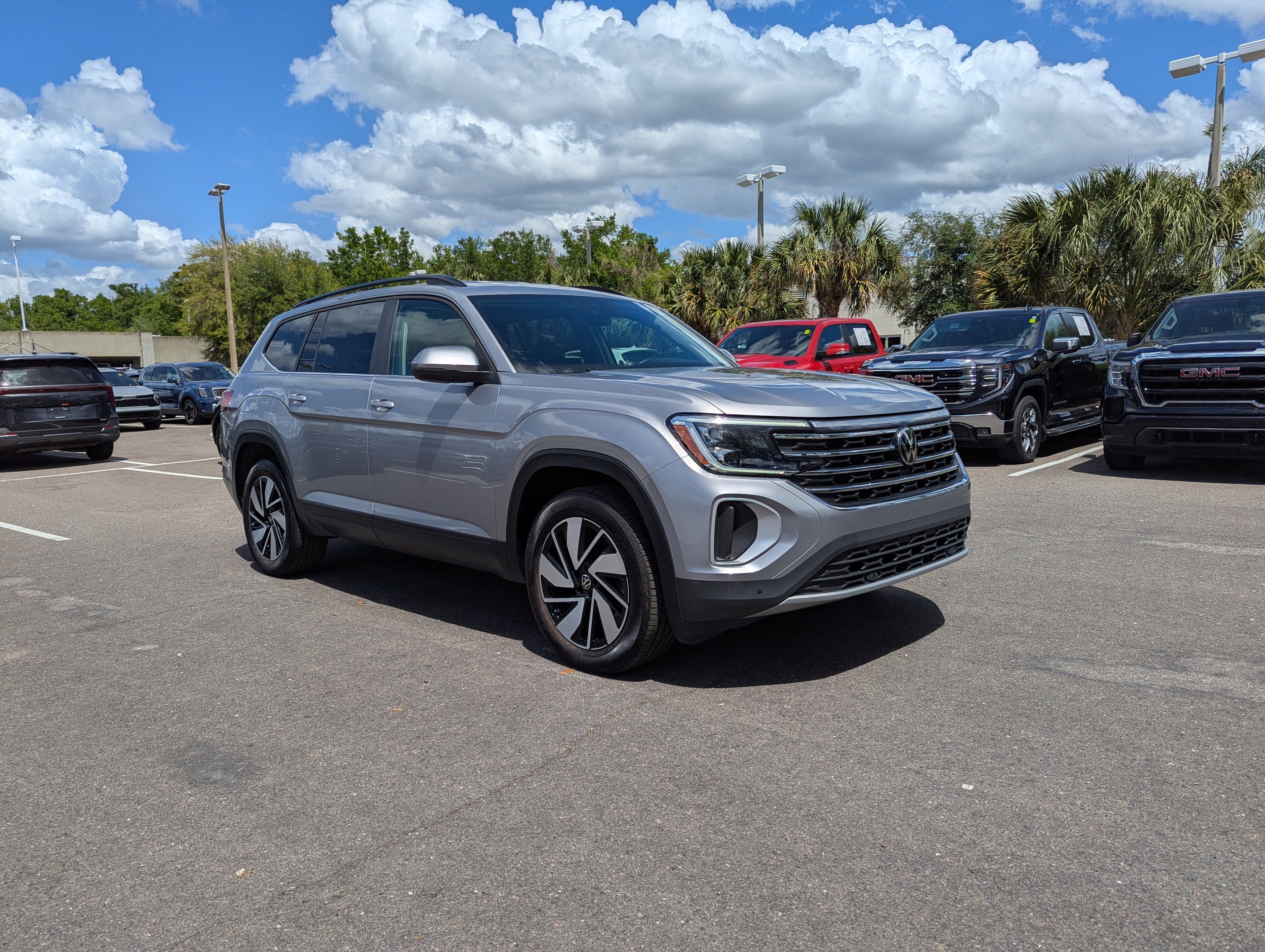 Used 2025 Volkswagen Atlas SE image 2